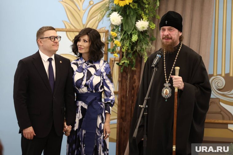 В чествовании супружеских пар приняли участие Алексей Текслер с супругой Ириной и митрополит Алексий