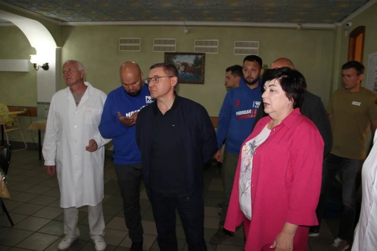 Якушев доставил гумпомощь курским медикам