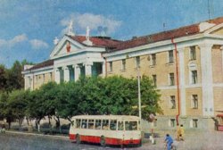 Скульптуры пионеров украшали здание в историческом центре Кургана