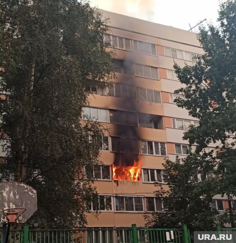 После взрыва в доме начался пожар