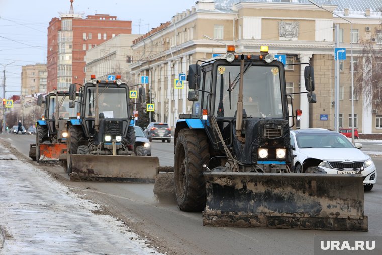 В Кургане активно чистят дороги и тротуары после снегопада