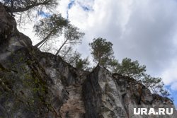 Мужчина сорвался со скалы на Байкале