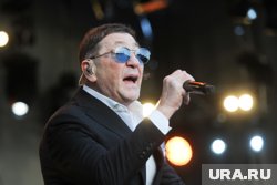 Награда присуждена артисту-вокалисту за многолетнюю плодотворную деятельность
