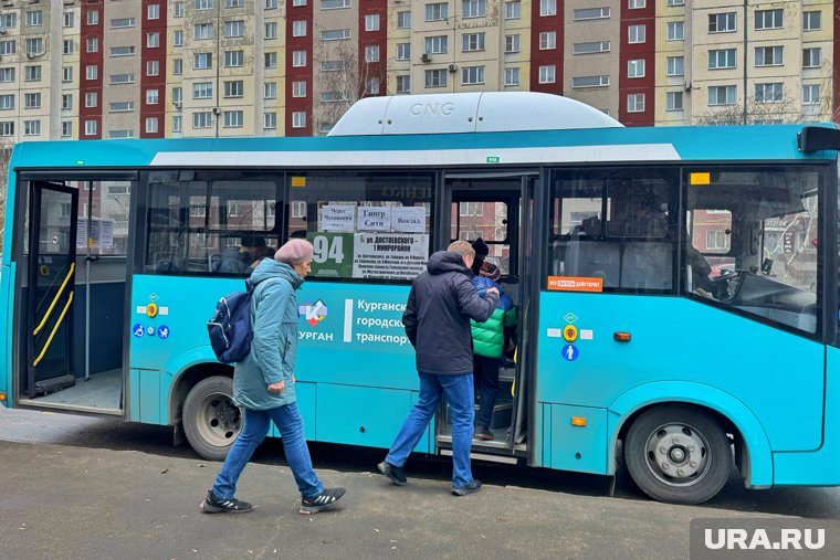 В Кургане сменщик водителя грубо выгнал женщину из автобуса