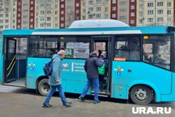 В Кургане сменщик водителя грубо выгнал женщину из автобуса