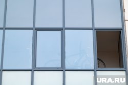 В подъезде с просторными холлами появились закрытые на замки закуты