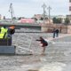 Люди в воде, буря и плавающие авто: как Петербург переживает сильнейшее за 160 лет наводнение. Фоторепортаж