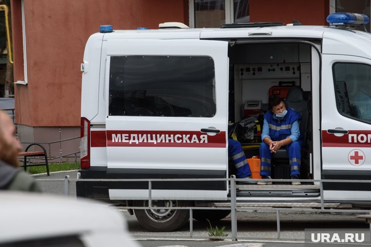 Жители горящего дома в Ульяновске были эвакуированы, а пострадавшие получают медицинскую помощь 