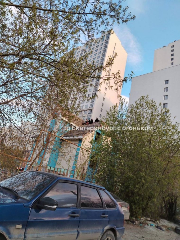 Подростки на крыше дома на улице Никитина