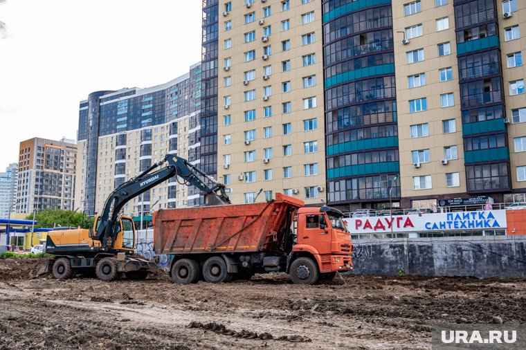 В Новом Уренгое машинист экскаватора зажал ковшом голову водителю и был осужден (архивное фото)