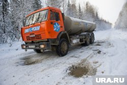 Водовоз застрял рядом с газовыми трубами