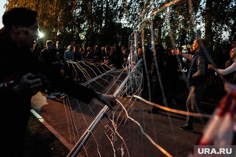 С самого утра протестующие начали собираться на ключевых транспортных узлах Парижа