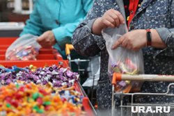 Личинок нашли в конфетах в одном из продуктовых магазинов