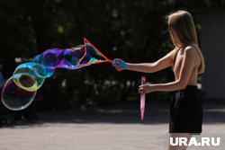Отметить день мыльных пузырей можно и дома