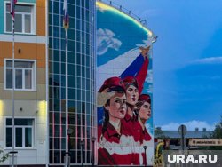 Мурал на лицее в Губкинском