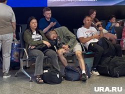 Люди спят в креслах, толпы стоят на регистрацию: как люди переживают отмену рейсов в Шереметьево. Фоторепортаж
