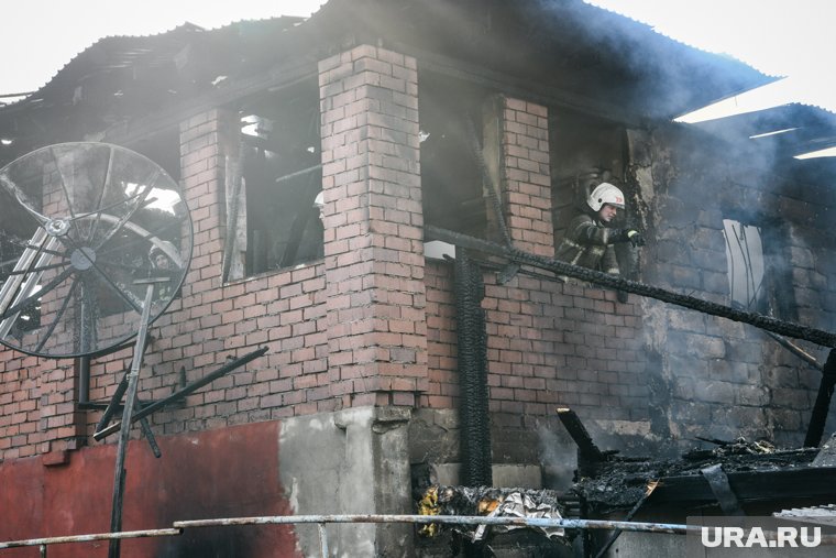 Произошедший ранее пожар в Сургуте полностью уничтожил внутреннюю часть дома