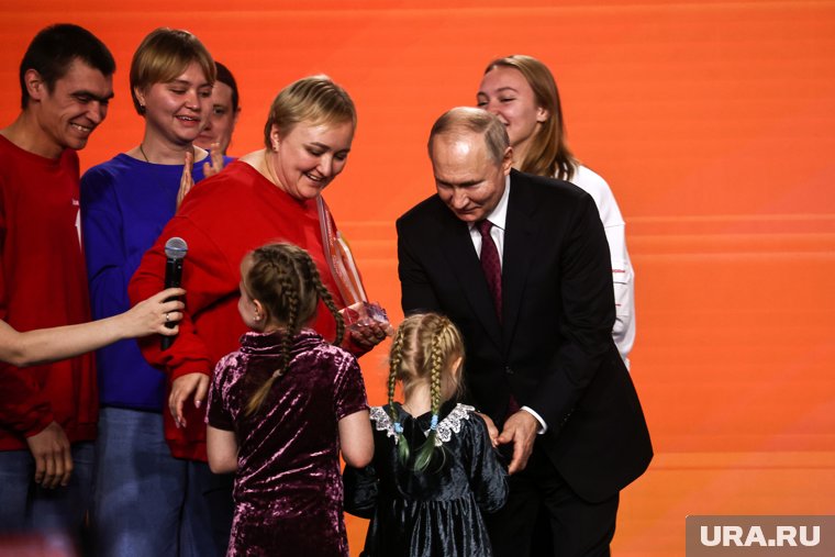 Крепкие семьи — оплот страны, заявил Владимир Путин
