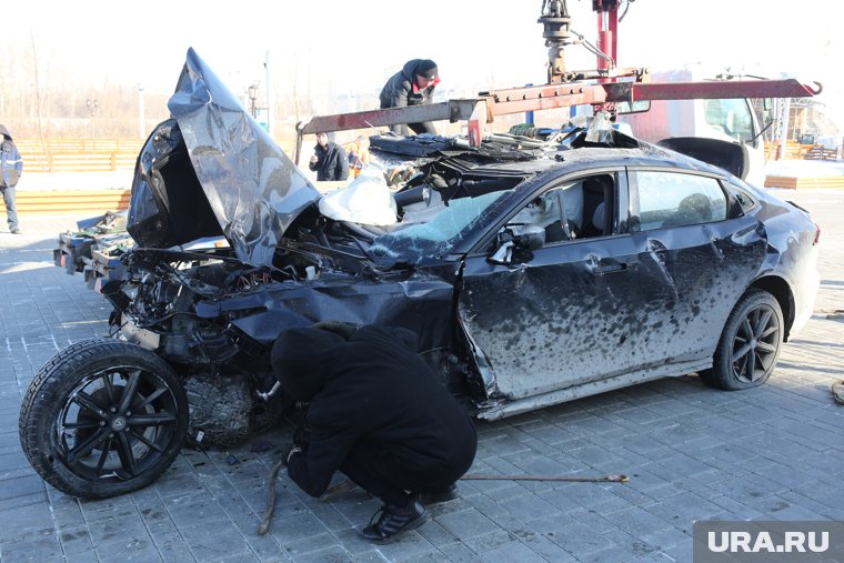 Судя по кадрам, двум машинам в процессе ДТП оторвало двери и крыши