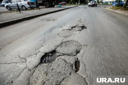 Асфальт разрушился, когда по нему стали ездить большегрузы (архивное фото)