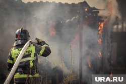 В Нижневартовске горит склад рядом с магазином масел