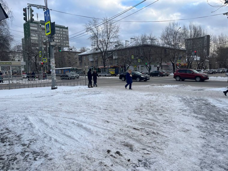 Так выглядит тротуар на перекрестке Малышева и Комсомольской