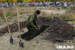 Мужчины работали на местном кладбище 