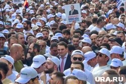 Тысячи людей собрались в Ереване, чтобы поддержать арестованного бизнесмена Карапетяна: онлайн-трансляция