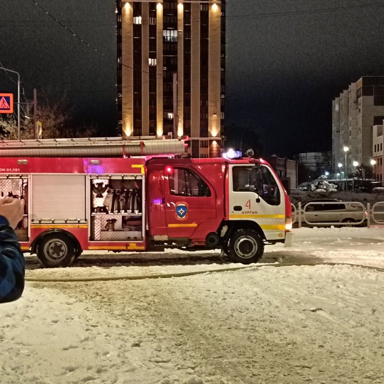 Вышедшие из кинотеатра зрители заметили, что на парковке горит авто