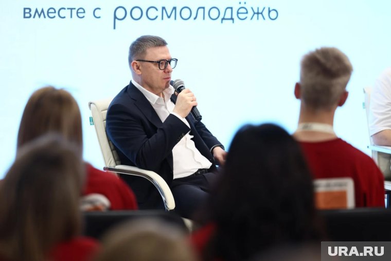 Губернатор Алексей Текслер встретился с делегацией региона на форуме «УТРО»