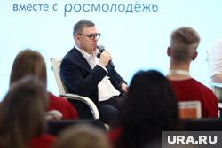 Губернатор Алексей Текслер встретился с делегацией региона на форуме «УТРО»