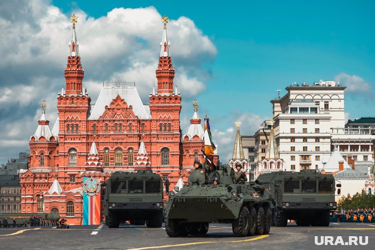 По Красной площади проехали больше сотни единиц военной техники