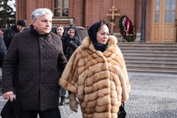 Гузеева с мужем Игорем Бухаровым во время церемонии прощания с народным артистом СССР Олегом Стриженовым
