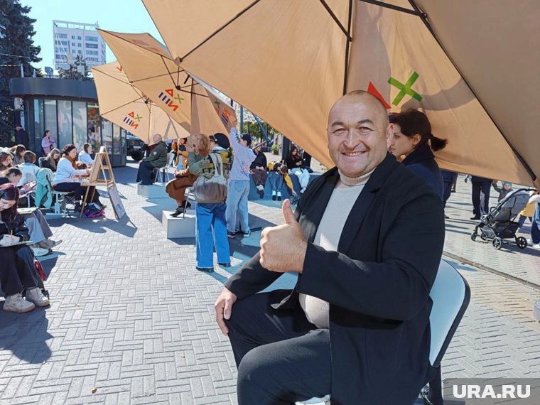Эльбрус Нигматуллин позирует для юных художников
