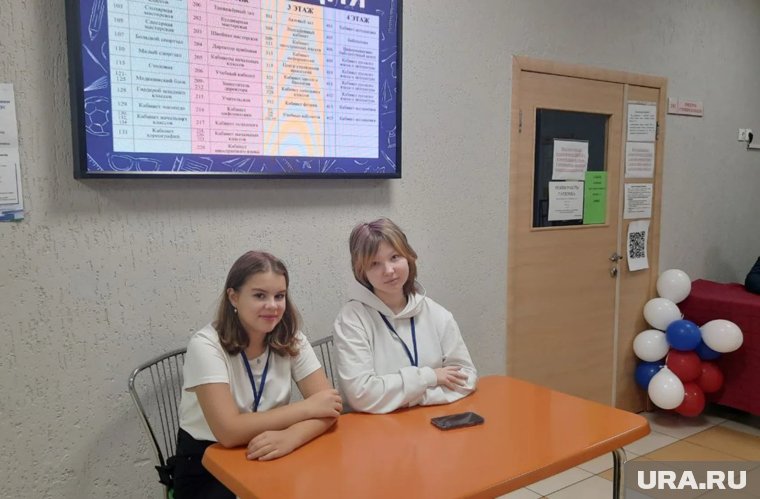 Школьницы помогают избирателям в выборе объекта, который будет признан достоянием Среднего Урала