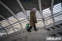 На женщине были черные брюки и черные ботинки