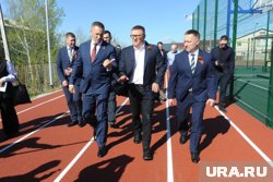 Текслер во время посещения стадиона школы №2 в Златоусте