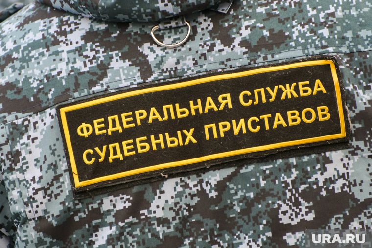 Приставы обнаружили должницу под кроватью в ворохе грязного белья