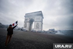 В центре Парижа загорелся автомобиль, внутри которого находились газовые баллоны