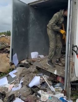 Водителя поймали на незаконном вывозе мусора