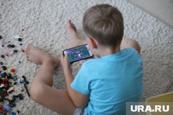 Чтобы отдохнуть родителям, ребенку можно дать конструктор или гаджет на полчаса-час  