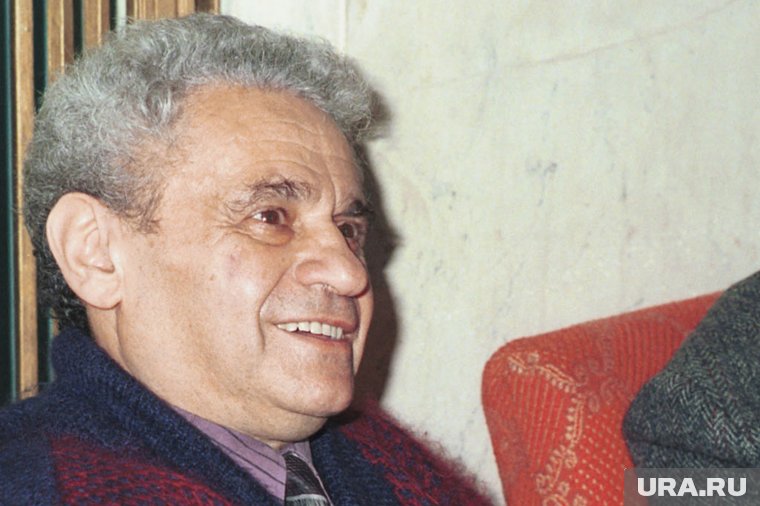 Вениамин Баснер вспоминал, что музыка для песни давалась ему с трудом