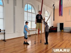 Челябинские артисты готовятся к уличному спектаклю 