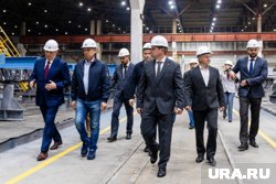 Курганский губернатор Вадим Шумков (слева, с нашивками на рукаве) осмотрел новый производственный комплекс во время его запуска 
