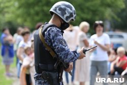 На месте сейчас порядка 20 человек, экипированных касками и бронежилетами