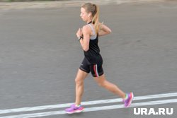Девушка хотела пробежать дистанцию за час, но рядом с ней упала одна из участниц забега