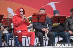 С главной сцены звучат военные песни, пермяки кружатся в вальсе под аккомпанемент оркестра