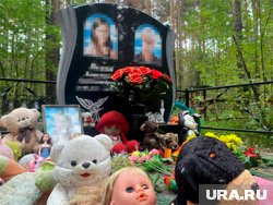 Могила девочки и ее мамы
