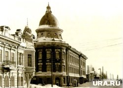 Здание находилось недалеко от Сибирской заставы (на фото - справа)