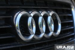 Екатеринбуржец на елке, привязанной к Audi, запускал фейерверки